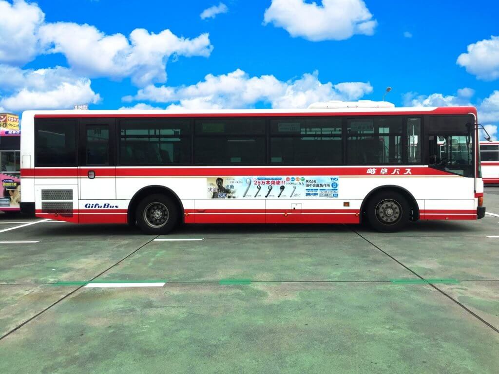 田中金属製作所の広告を掲載した岐阜バスが走行中です！